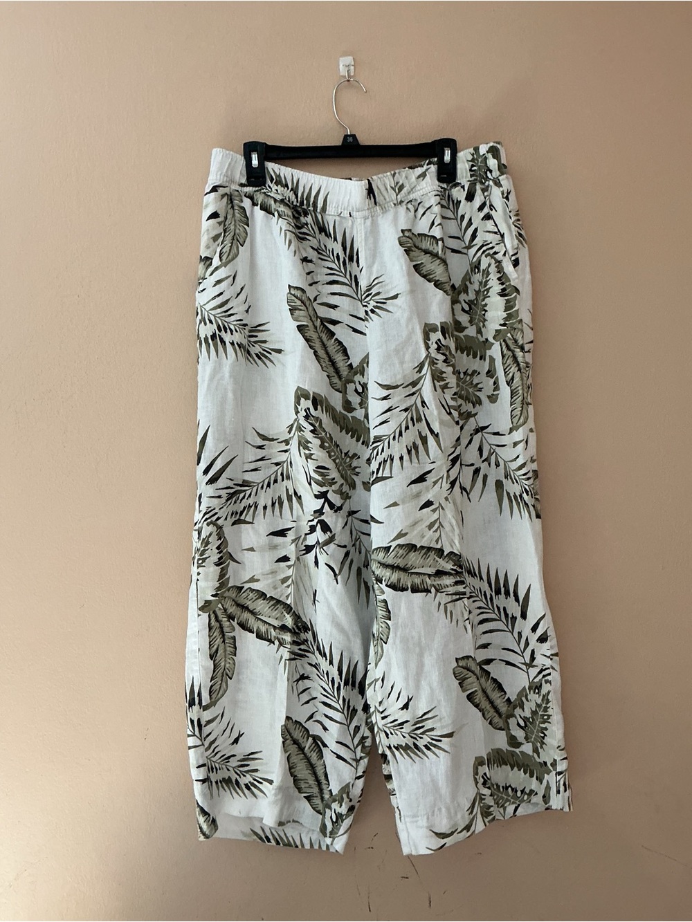 C&C California White Cropped Linen Pants with Olive Leaf Print